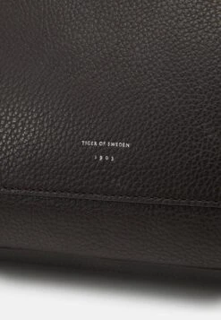 Tiger Of Sweden Beroun Unisex - Aktetas - Dark Brown 13 Tiger Of Sweden Beroun Unisex - Aktetas - Dark Brown -Even&Odd 00da237887da4c00915e9d4092973926