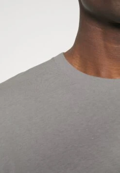 Tiger Of Sweden Dillan - T-Shirt Basic - Smoke 13 Tiger Of Sweden Dillan - T-Shirt Basic - Smoke -Even&Odd 1b2e430b046b4fd096849629ae32225d