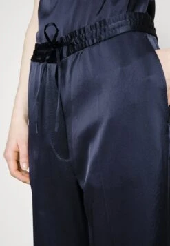 Tiger Of Sweden Meeja - Broek - Marine Blue 11 Tiger Of Sweden Meeja - Broek - Marine Blue -Even&Odd b9419c12037c4d94bb42f997e70a194c