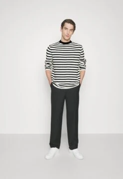 Voorkant -Even&Odd ea4a6eb5fbf943bd8062f2cc94753e6e