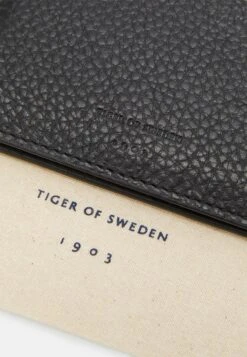 Tiger Of Sweden Wivalius Unisex - Portemonnee - Black -Even&Odd f75c4c2290d2407a8da39a207931e9a4